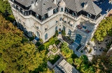 Vista aérea do luxuoso Hotel Santo Mauro 5*, que consiste em três edifícios cercados pelo jardim privado mais sofisticado da cidade, com castanheiros centenários, fontes e terraços © Marriott International Vista aérea do luxuoso Hotel Santo Mauro 5*, que consiste em três edifícios cercados pelo jardim privado mais sofisticado da cidade, com castanheiros centenários, fontes e terraços © Marriott International