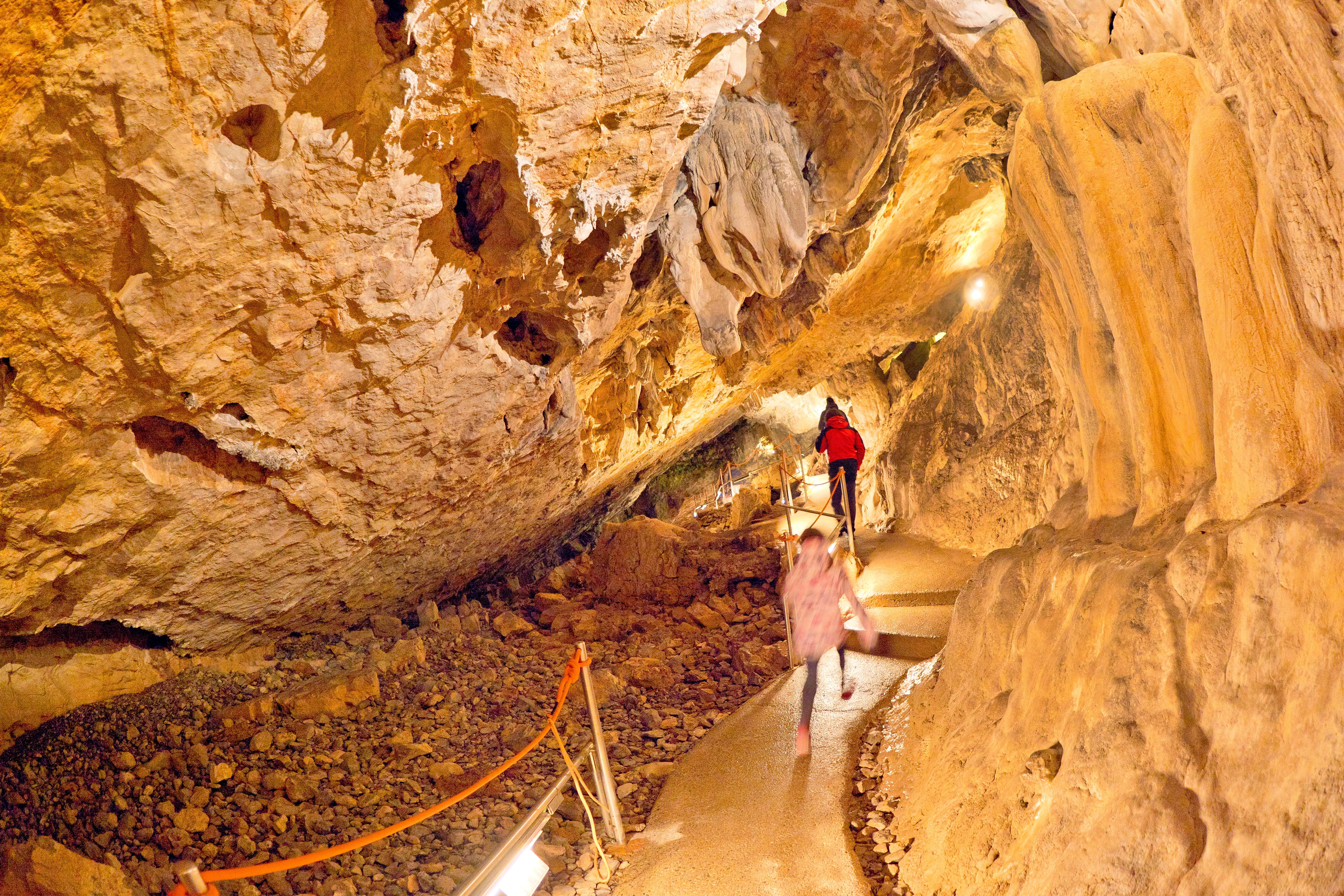A Cueva de las Güixas, na vila de Villanúa, é uma gruta formada durante o Quaternário e atualmente habilitada para visitas recreativas e educativas, além de estar equipada para investigação científica