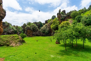 A apenas 10 km do labirinto da Granja La Flor, está o Parque Natural Cabárceno, que abriga mais de 120 espécies animais dos cinco continentes que vivem em semiliberdade © Shutterstock