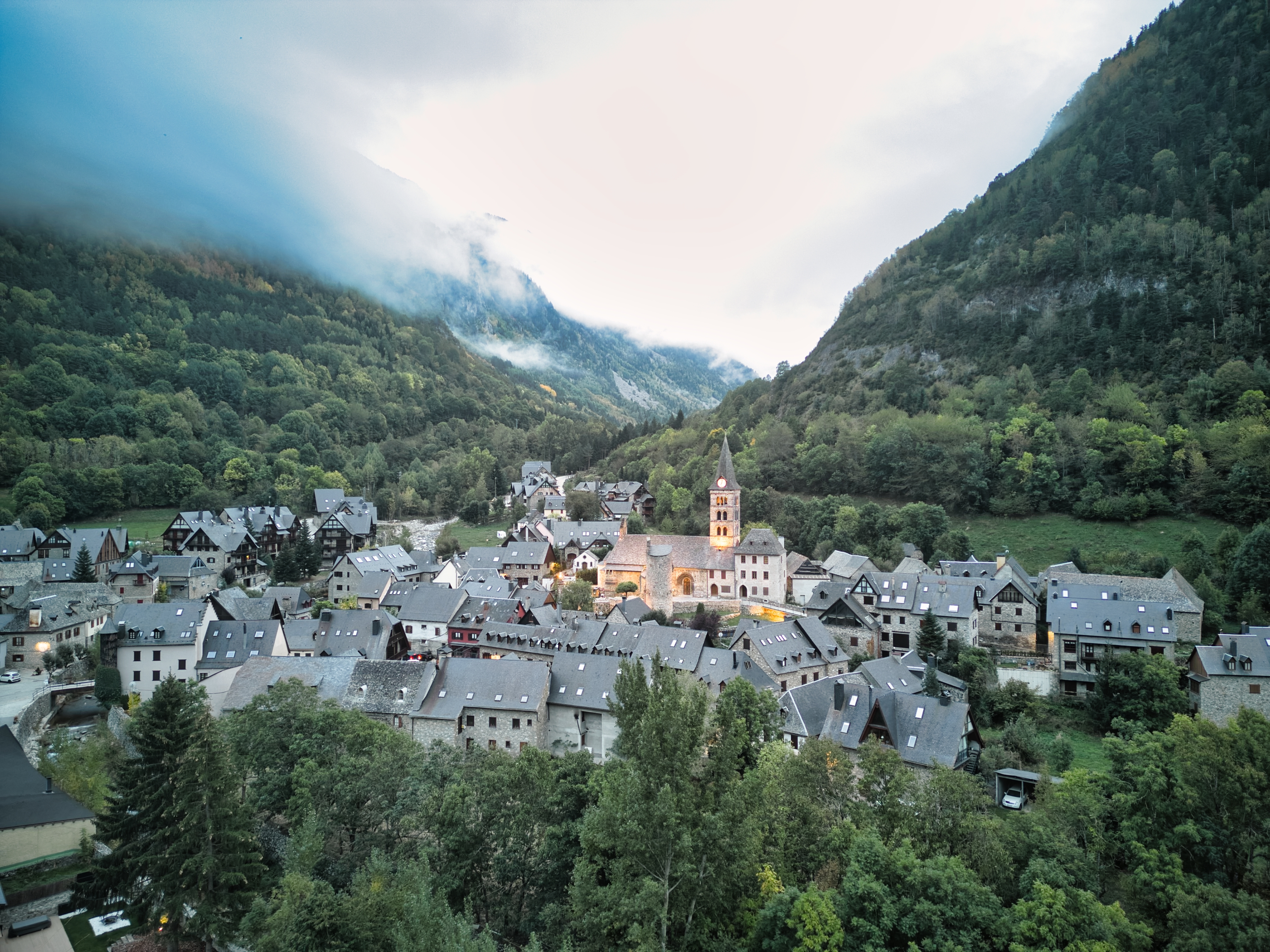 Arties é uma vila encantadora no Val d'Aran. Localizada a 7 km da estação de esqui Baqueira Beret, foi escolhida como uma das mais belas vilas da Espanha em 2023 © Shutterstock Arties é uma vila encantadora no Val d'Aran. Localizada a 7 km da estação de esqui Baqueira Beret, foi escolhida como uma das mais belas vilas da Espanha em 2023 © Shutterstock