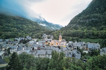 Arties é uma vila encantadora no Val d'Aran. Localizada a 7 km da estação de esqui Baqueira Beret, foi escolhida como uma das mais belas vilas da Espanha em 2023 © Shutterstock