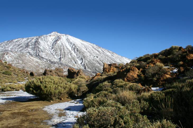 O nevado Monte Teide traz uma imagem invulgar à paisagem das Ilhas Canárias ©Turismo Ilhas Canárias
