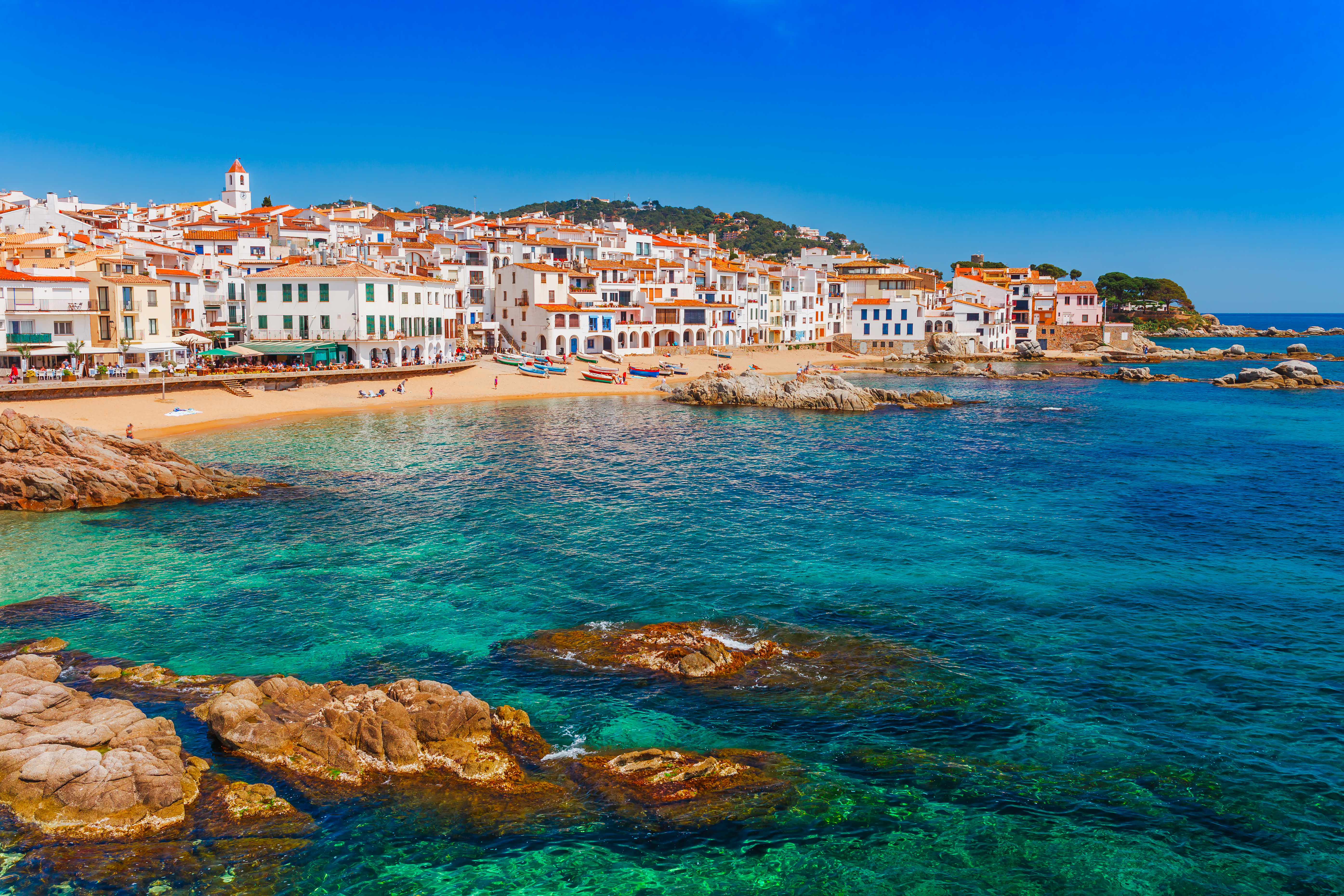 Calella de Palafrugell (Baix Empordà, Girona, Catalunha) é um município costeiro com uma tradição marítima que preservou a atmosfera original de uma vila de pescadores © Shutterstock Calella de Palafrugell (Baix Empordà, Girona, Catalunha) é um município costeiro com uma tradição marítima que preservou a atmosfera original de uma vila de pescadores © Shutterstock