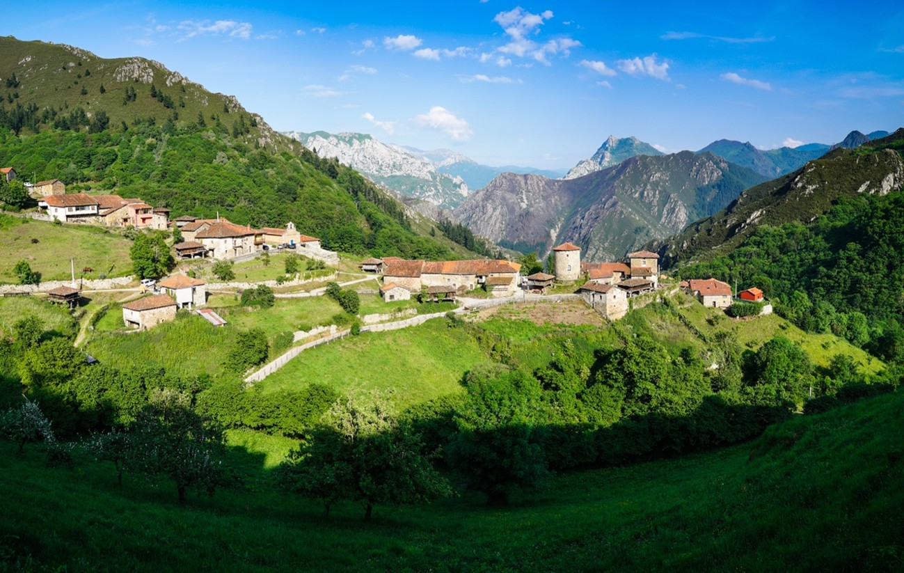 A cidade de Bandujo é uma das mais belas aldeias medievais das Astúrias © Turismo Astúrias | Manuel S. Calvo A cidade de Bandujo é uma das mais belas aldeias medievais das Astúrias © Turismo Astúrias | Manuel S. Calvo