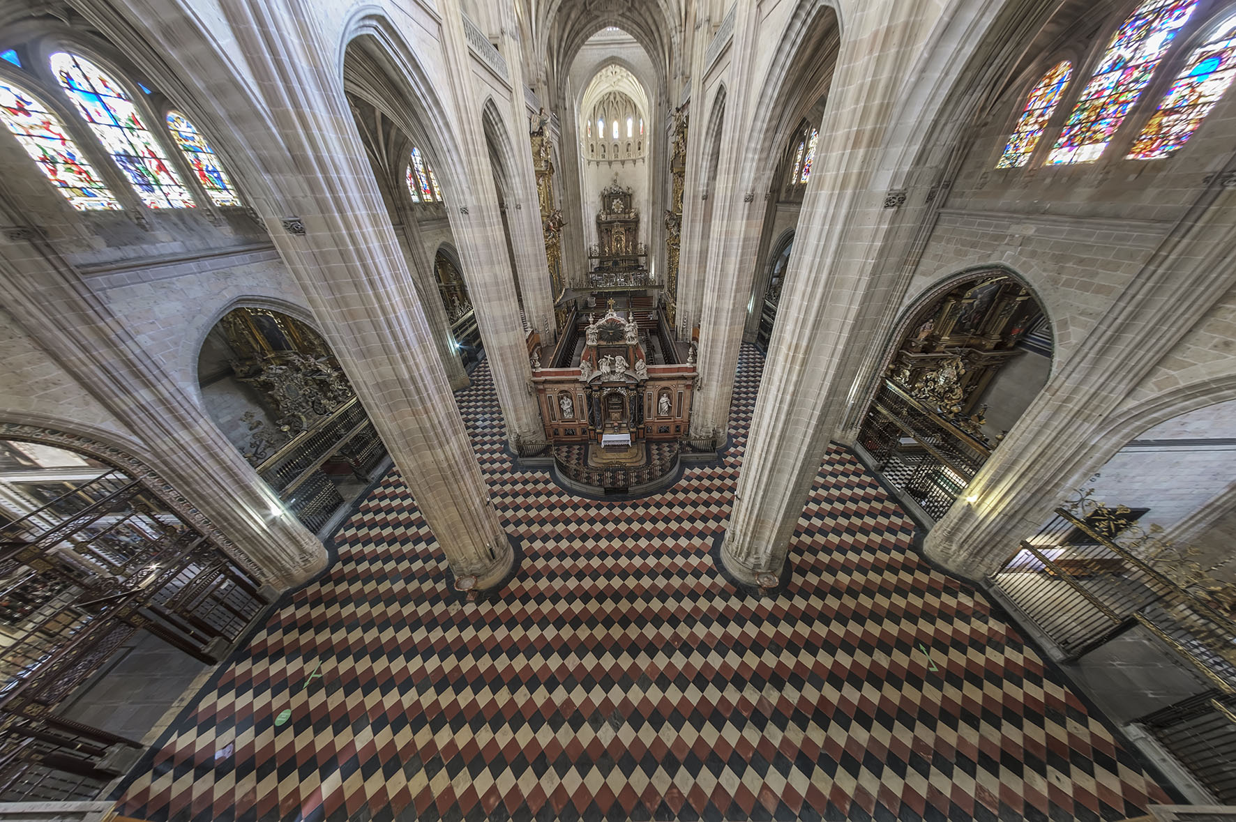 A Catedral de Segóvia, uma referência ao gótico tardio, articula a visita espiritual ao centro histórico © Turismo de Segóvia | turismodesegovia.com