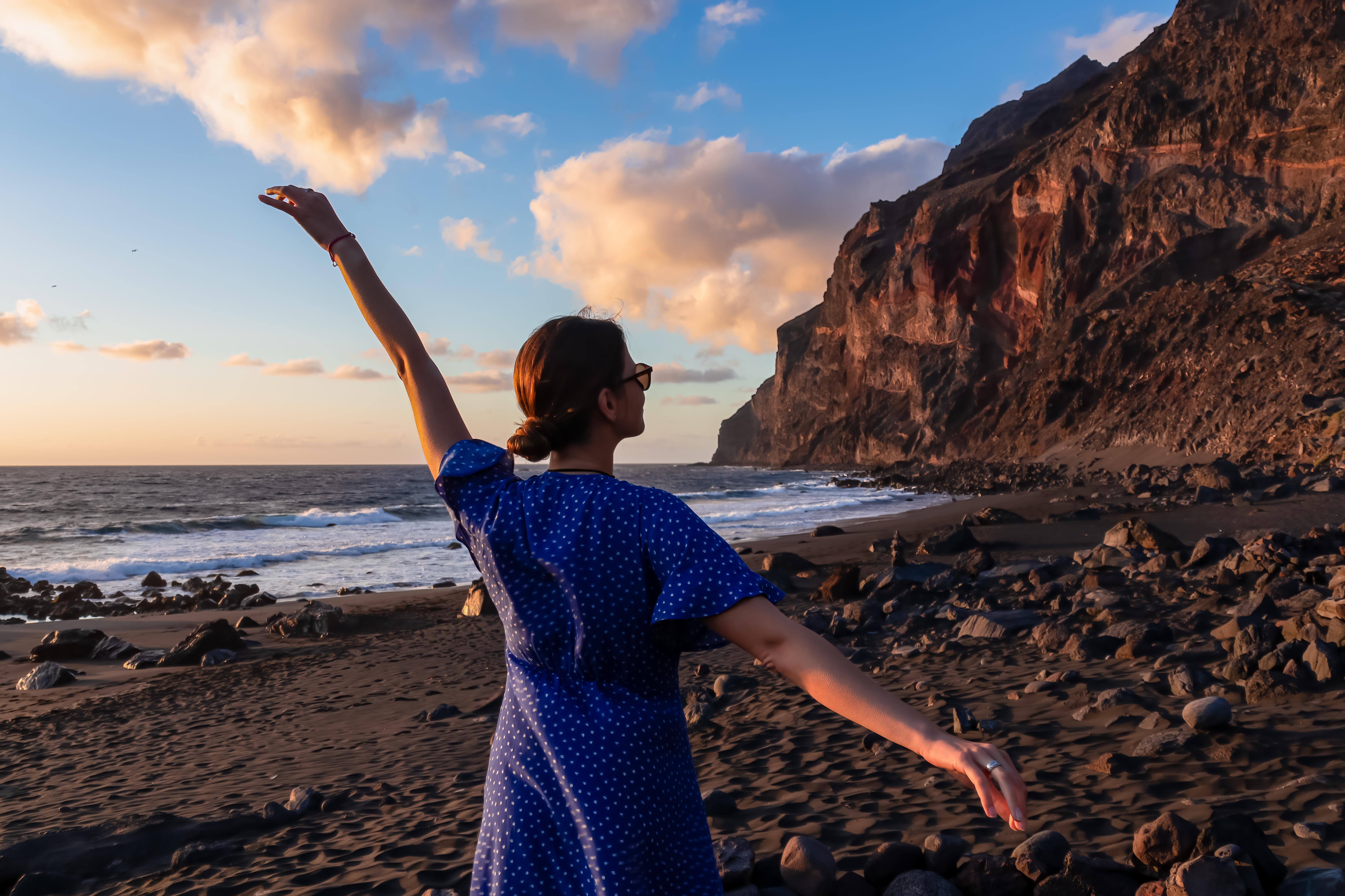 Imagem de uma viajante na praia de areia vulcânica Playa del Inglés no Vale Gran Rey em La Gomera, Ilhas Canárias © Shutterstock Imagem de uma viajante na praia de areia vulcânica Playa del Inglés no Vale Gran Rey em La Gomera, Ilhas Canárias © Shutterstock
