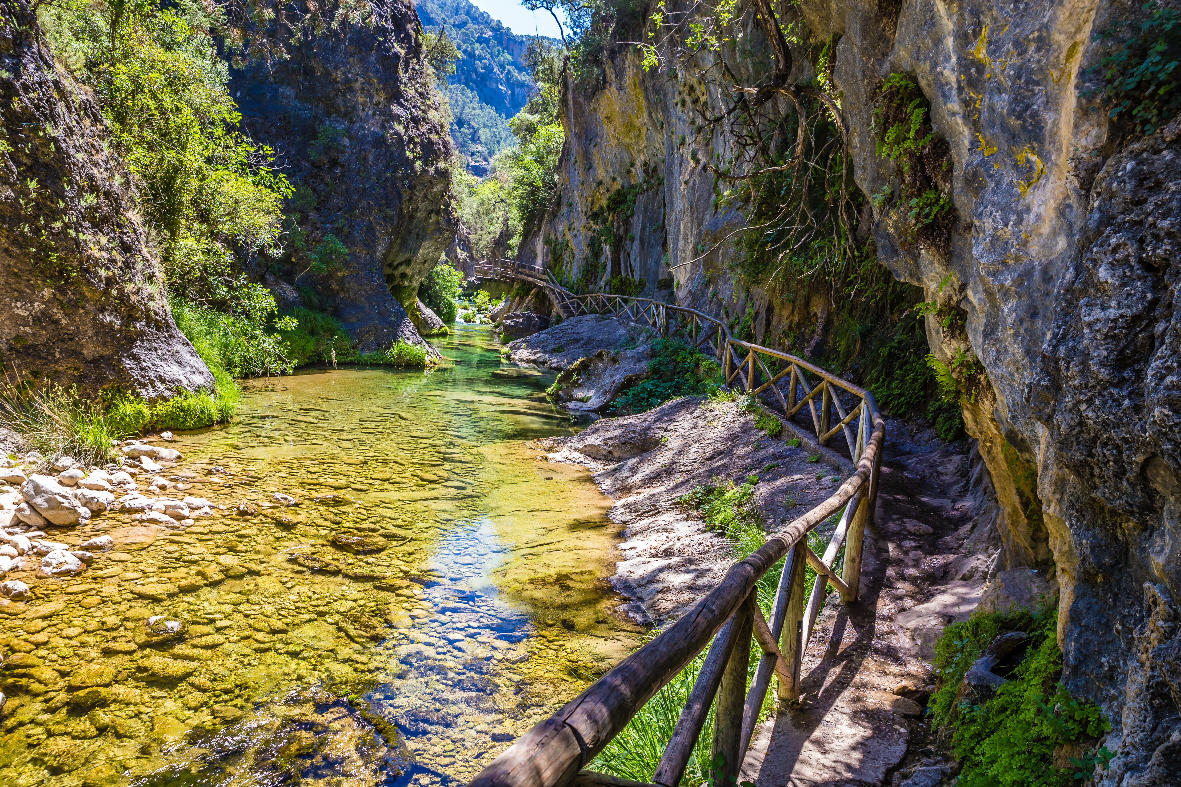 A Cerrada de Elías atravessa um desfiladeiro sinuoso quebrado pelo rio Borosa na Sierra de Cazorla (Jaén, Espanha) © Shutterstock A Cerrada de Elías atravessa um desfiladeiro sinuoso quebrado pelo rio Borosa na Sierra de Cazorla (Jaén, Espanha) © Shutterstock