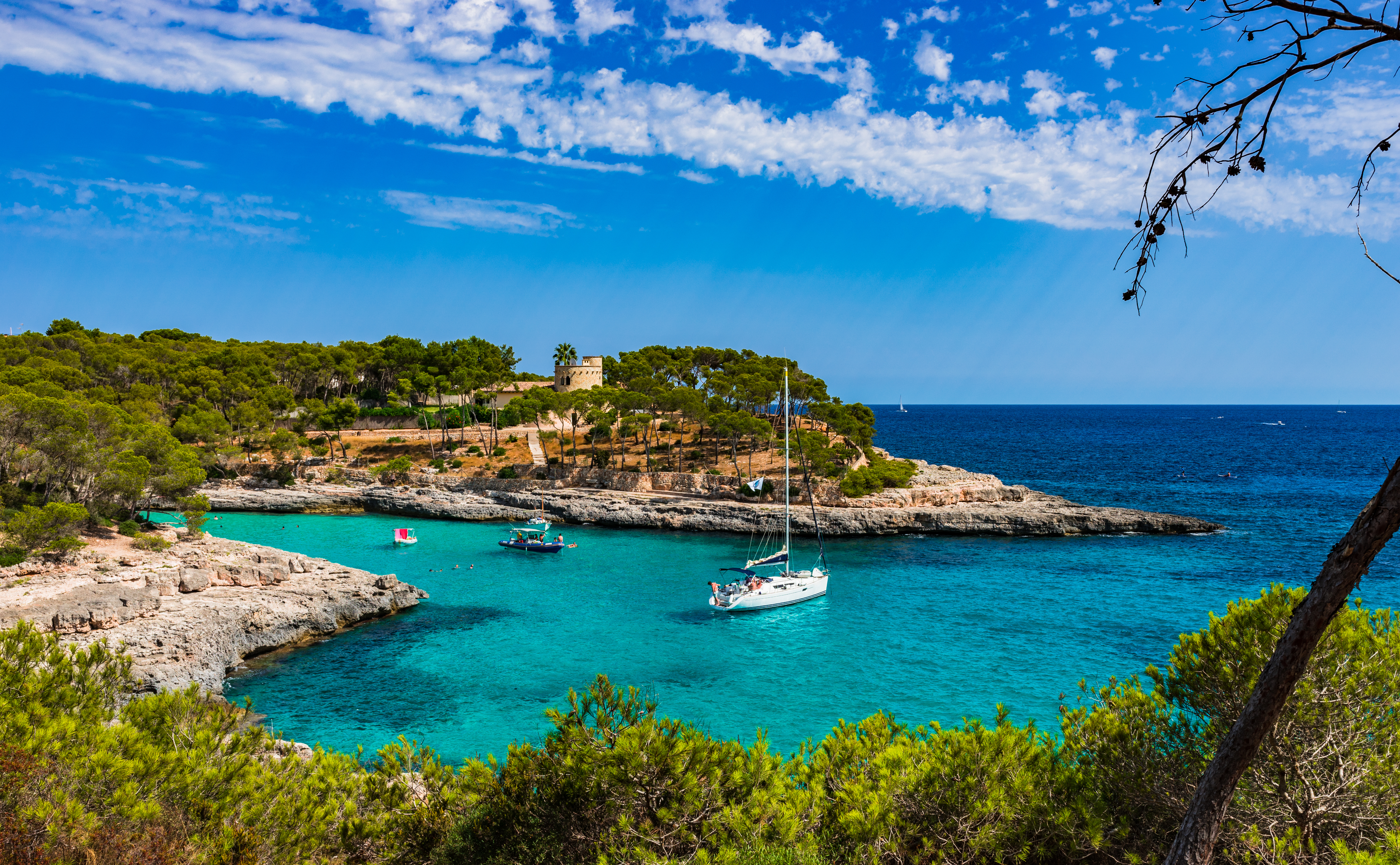 Alugar um veleiro privado com tripulação a bordo é uma das experiências de luxo mais procuradas em Maiorca © Shutterstock Alugar um veleiro privado com tripulação a bordo é uma das experiências de luxo mais procuradas em Maiorca © Shutterstock