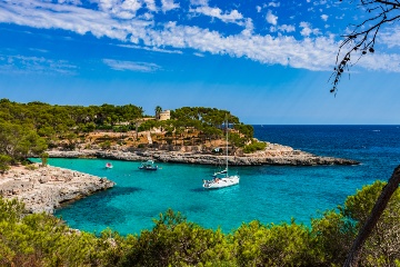 Alugar um veleiro privado com tripulação a bordo é uma das experiências de luxo mais procuradas em Maiorca © Shutterstock