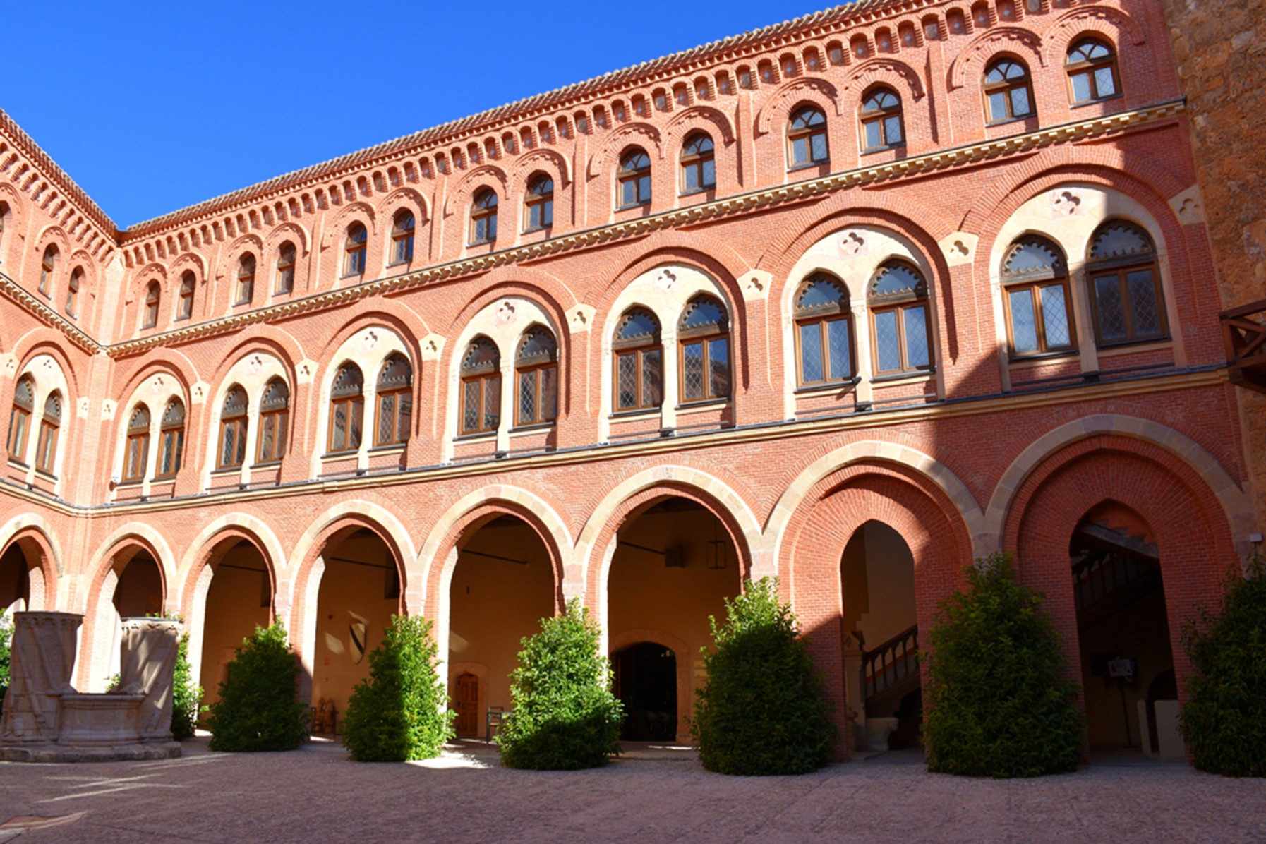 O pátio de armas do Castelo de Belmonte (Cuenca) é um dos melhores espaços para realizar eventos corporativos em Castilla-La Mancha © Shutterstock O pátio de armas do Castelo de Belmonte (Cuenca) é um dos melhores espaços para realizar eventos corporativos em Castilla-La Mancha © Shutterstock