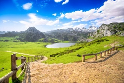 Lago Ercina, einer der bekanntesten der Covadonga-Seen im Nationalpark Picos de Europa (Asturien, SPANIEN)