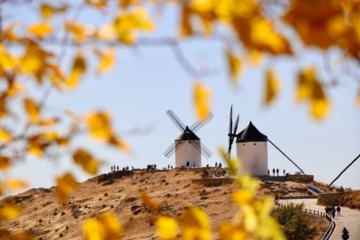Moinhos de vento na cidade de Consuegra em Toledo, Espanha