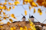 Moinhos de vento na cidade de Consuegra em Toledo, Espanha Moinhos de vento na cidade de Consuegra em Toledo, Espanha