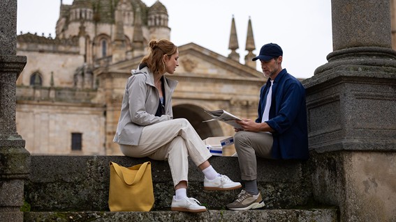 personas sentadas al lado de una iglesia personas sentadas al lado de una iglesia