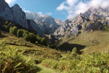 Image of the Camaleño Valley (Cantabria, Spain), gateway to the Picos de Europa.