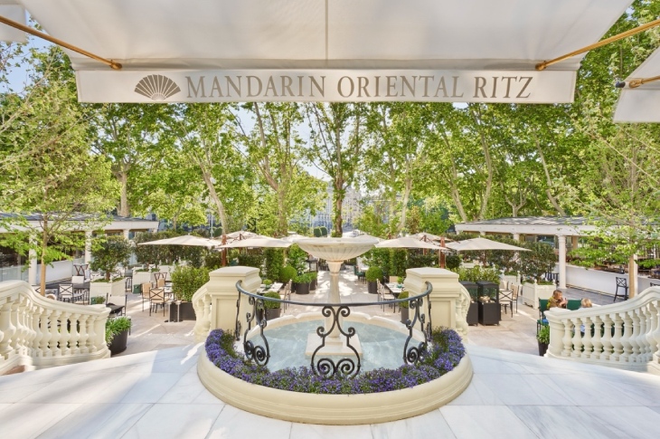 Terrazza principale del Mandarin Oriental Ritz di Madrid, uno degli hotel premiati con 3 Chiavi Michelin Terrazza principale del Mandarin Oriental Ritz di Madrid, uno degli hotel premiati con 3 Chiavi Michelin