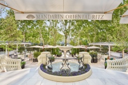 Terrazza principale del Mandarin Oriental Ritz di Madrid, uno degli hotel premiati con 3 Chiavi Michelin