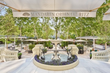 Terrazza principale del Mandarin Oriental Ritz di Madrid, uno degli hotel premiati con 3 Chiavi Michelin