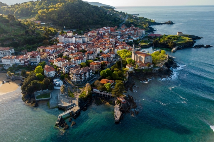 Veduta aerea di Mundaka, una delle destinazioni preferite dai surfisti più esperti in Spagna Veduta aerea di Mundaka, una delle destinazioni preferite dai surfisti più esperti in Spagna