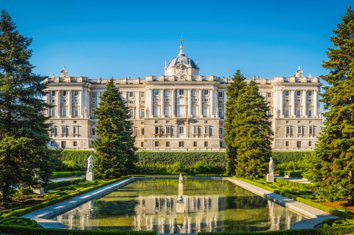 Palazzo Reale e vista sui giardini di Sabatini, Madrid, Spagna Palazzo Reale e vista sui giardini di Sabatini, Madrid, Spagna