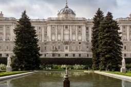 Koninklijk Paleis en uitzicht op de Sabatini-tuinen, Madrid, Spanje