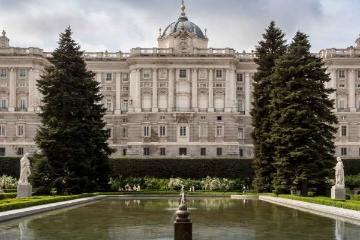 Koninklijk Paleis en uitzicht op de Sabatini-tuinen, Madrid, Spanje