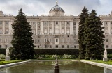 Koninklijk Paleis en uitzicht op de Sabatini-tuinen, Madrid, Spanje