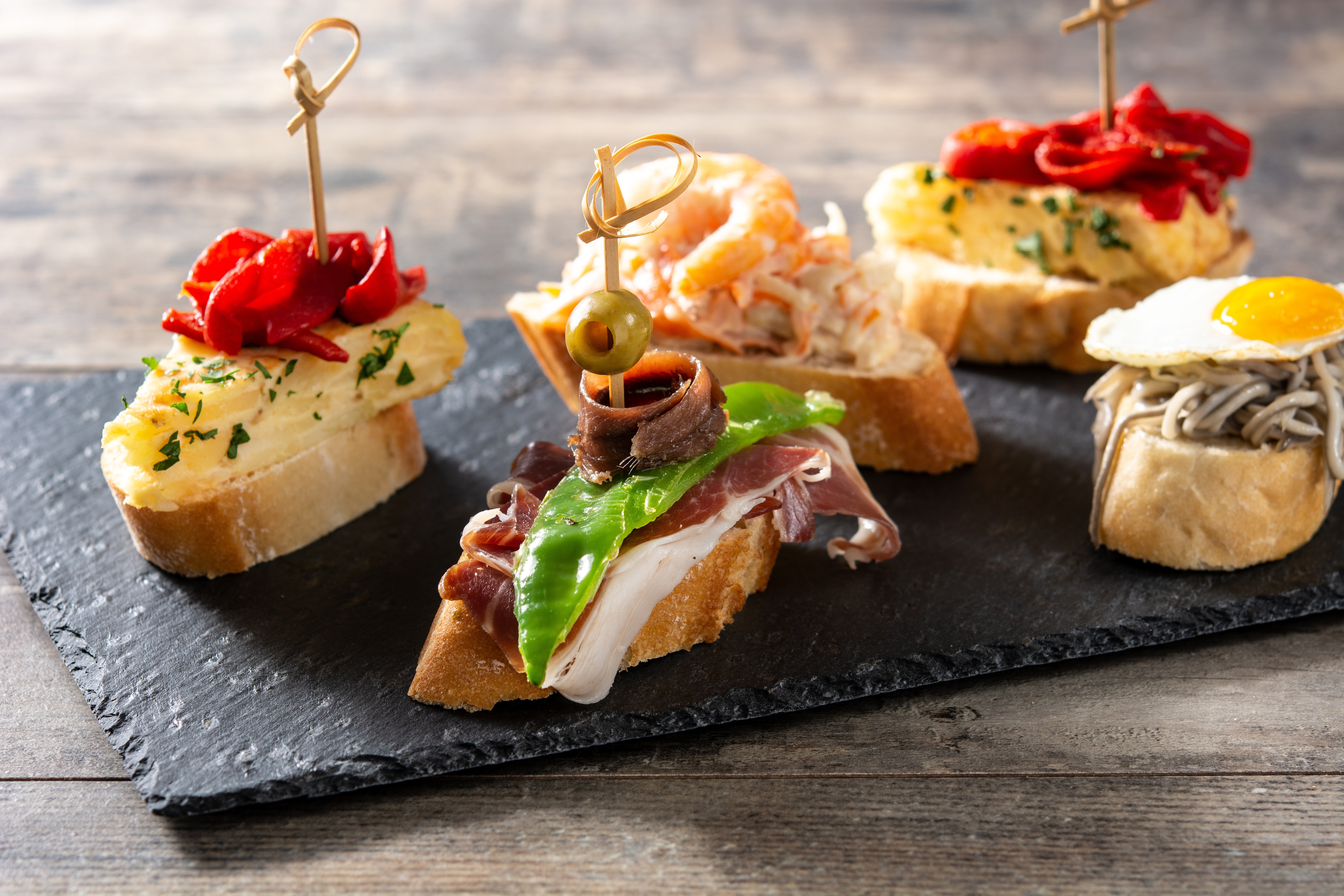 Tapas (bzw Pintxos-) Kultur im Baskenland (San Sebastian) Tapas (bzw Pintxos-) Kultur im Baskenland (San Sebastian)