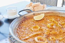 Arroz à banda é um dos pratos mais famosos da rica gastronomia de © Alicante Shutterstock
