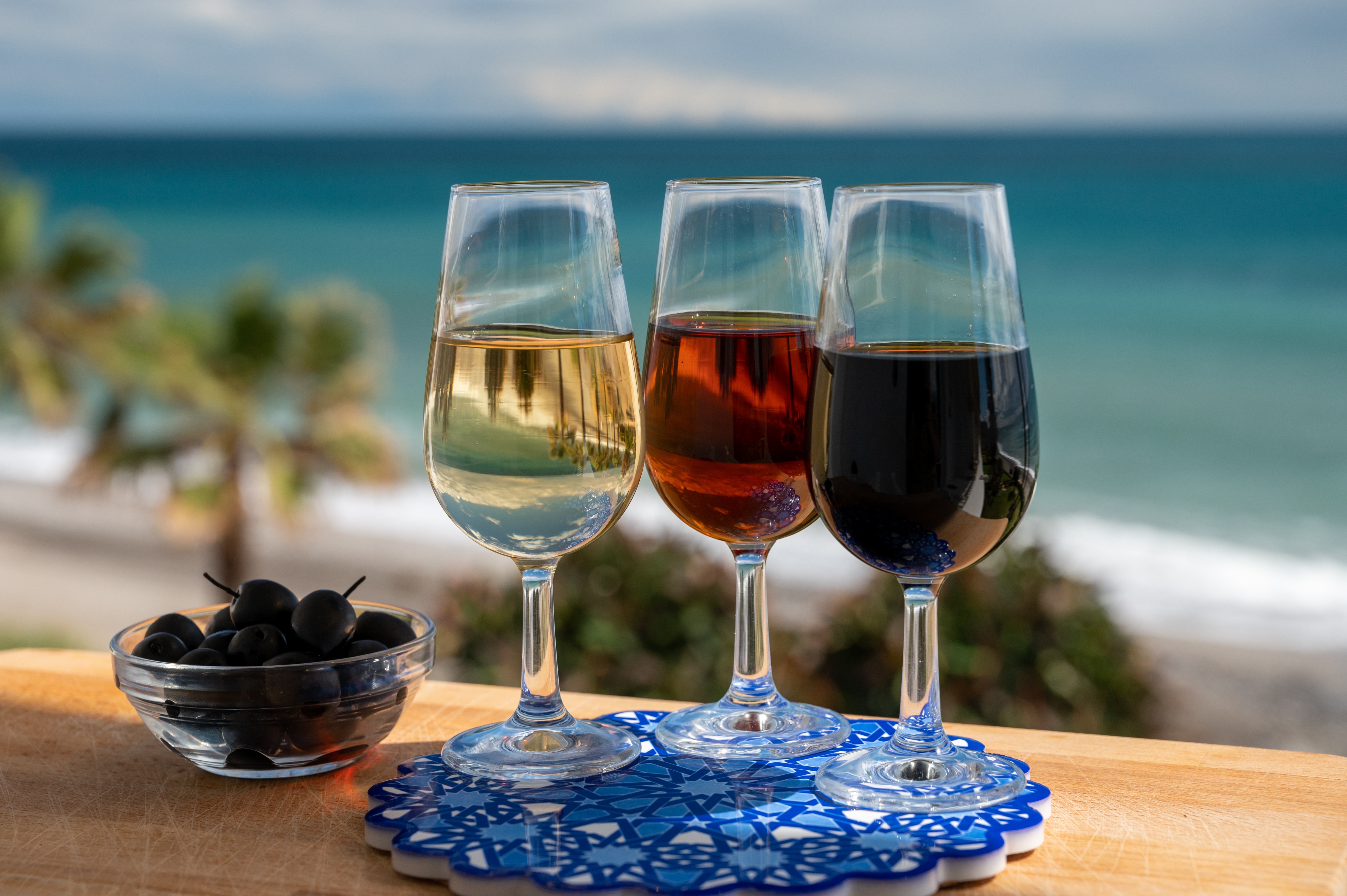 Degustação de três vinhos da região de Sherry na praia de Puerto de Santa María (Cádiz, Espanha) © Shutterstock Degustação de três vinhos da região de Sherry na praia de Puerto de Santa María (Cádiz, Espanha) © Shutterstock