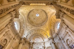 Teto da Sacristia Principal da Catedral de Sevilha, Espanha © Diego Delso, CC BY-SA 4.0, via Wikimedia Commons