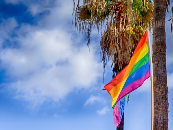 Bandeira LGBT na ilha de Gran Canaria por ocasião do Orgulho Gay de Maspalomas © Shutterstock Bandeira LGBT na ilha de Gran Canaria por ocasião do Orgulho Gay de Maspalomas © Shutterstock