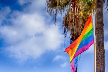 Bandeira LGBT na ilha de Gran Canaria por ocasião do Orgulho Gay de Maspalomas © Shutterstock