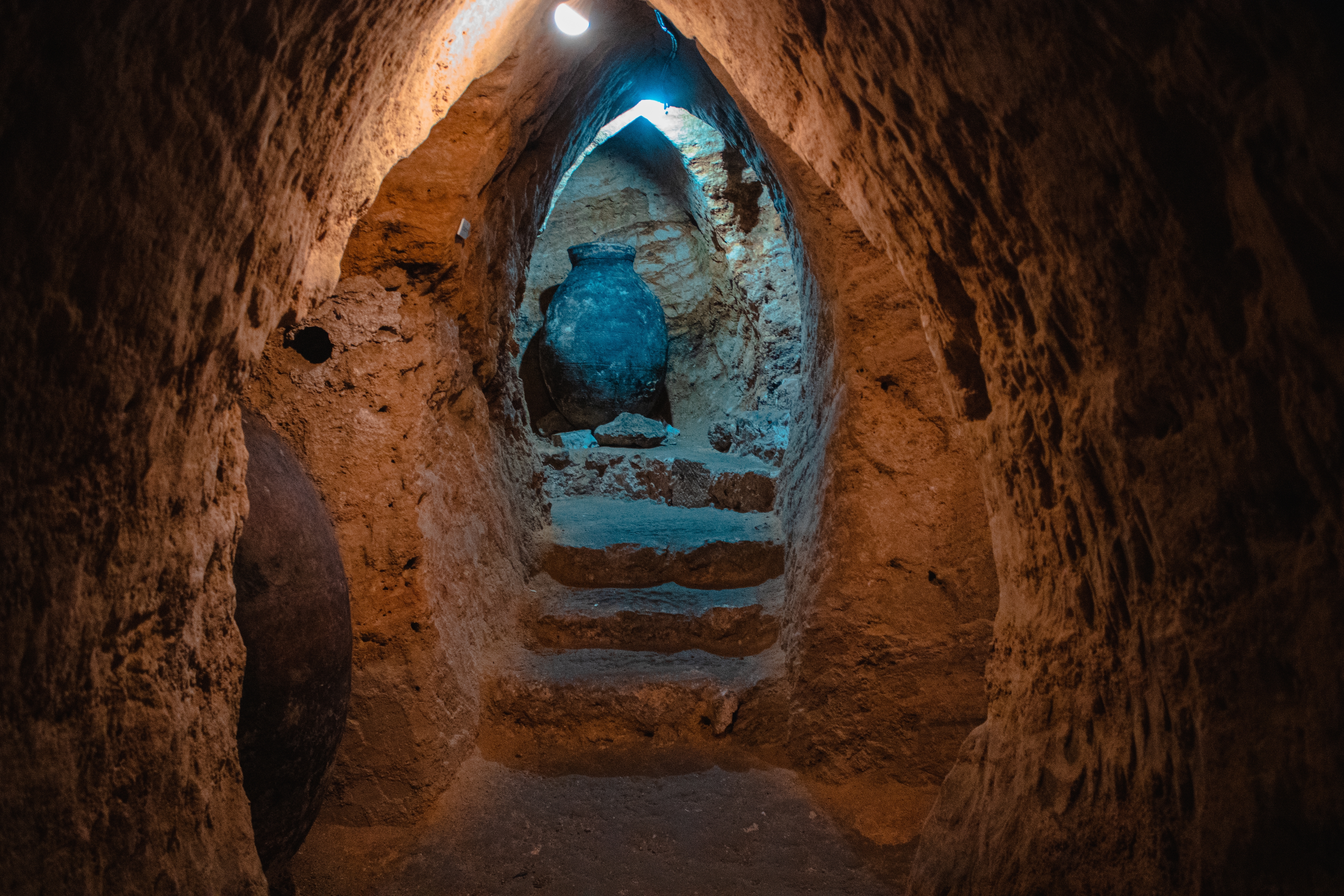 As Cavernas Árabes de Brihuega, localizadas sob a Plaza del Coso, oferecem uma visão única da engenharia e da vida durante a época da dominação muçulmana na Península Ibérica As Cavernas Árabes de Brihuega, localizadas sob a Plaza del Coso, oferecem uma visão única da engenharia e da vida durante a época da dominação muçulmana na Península Ibérica