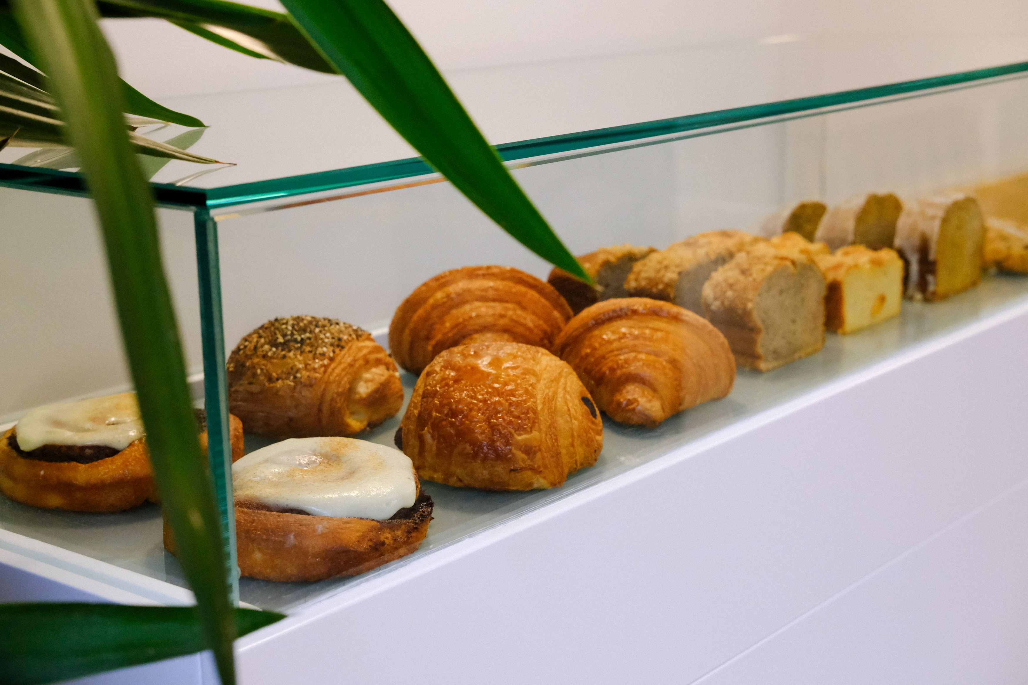 Hola Coffee Lagasca, reconhecida como a melhor cafeteria da Espanha, complementa sua ampla gama de bebidas à base de café com uma deliciosa seleção de doces artesanais © Hola Coffee Lagasca