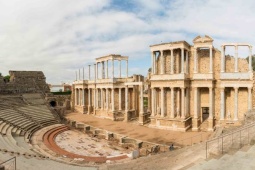 Teatro Romano Antigo na cidade de Mérida, Espanha © Fernando, CC BY-SA 4.0, via Wikimedia Commons