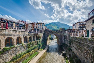 Potes é um dos enclaves turísticos mais interessantes da região de Liébana (Cantábria, Espanha) © Shutterstock