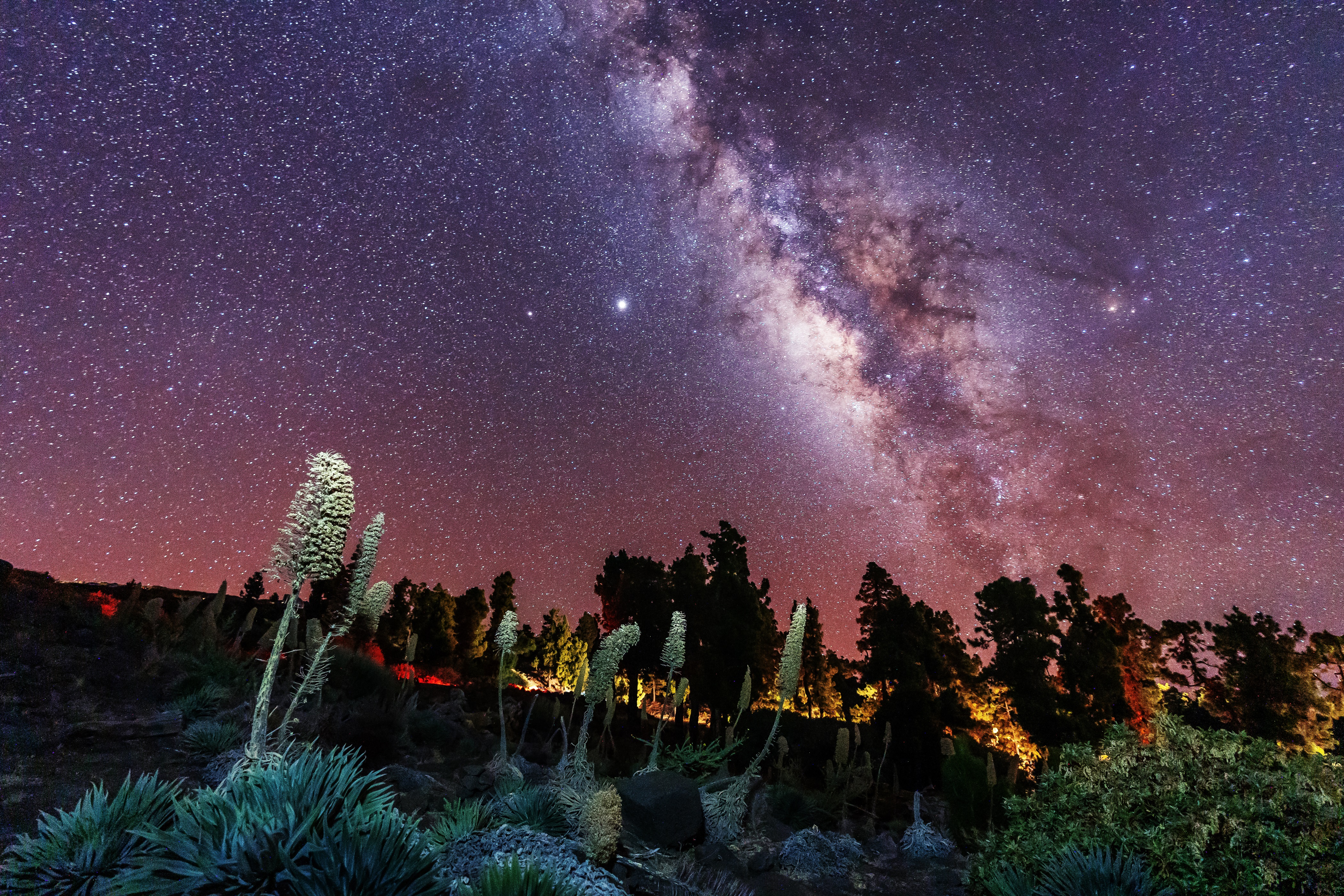 Eines der beeindruckendsten Himmelsphänomene weltweit lässt sich in der Caldera de Taburiente beobachten, ganz in der Nähe des Observatoriums Roque de los Muchachos (La Palma, Kanarische Inseln, Spanien) Eines der beeindruckendsten Himmelsphänomene weltweit lässt sich in der Caldera de Taburiente beobachten, ganz in der Nähe des Observatoriums Roque de los Muchachos (La Palma, Kanarische Inseln, Spanien)