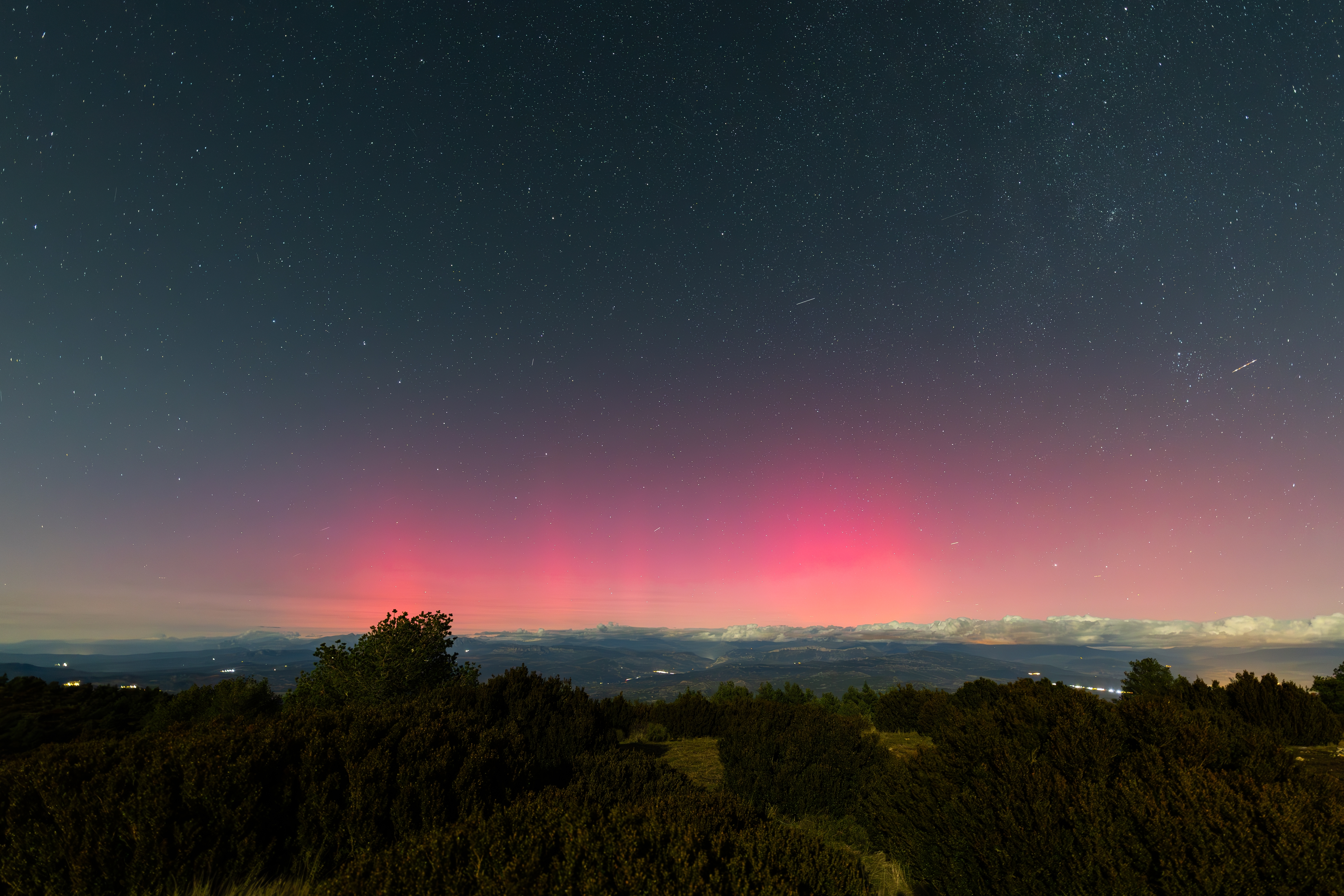 Nächtliche Landschaft mit rosa Polarlichtern in der Sierra del Montsec (Lleida, Spanien) Nächtliche Landschaft mit rosa Polarlichtern in der Sierra del Montsec (Lleida, Spanien)