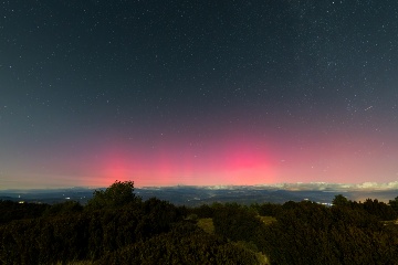 Nächtliche Landschaft mit rosa Polarlichtern in der Sierra del Montsec (Lleida, Spanien)