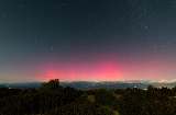 モンセック山地では、ピンク色のオーロラのような夜景も見られることがあります