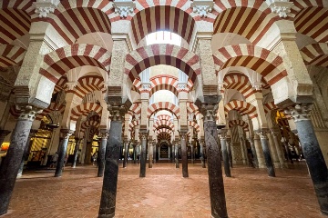 写真キャプション：スペイン、コルドバのモスク-大聖堂内部