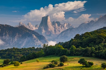 아스투리아스의 나란호 데 불네스(Naranjo de Bulnes, Picu Urriellu라는 이름으로도 알려짐)