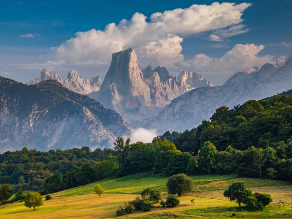 Naranjo de Bulnes (bekannt als Picu Urriellu) in Asturien, Spanien Naranjo de Bulnes (bekannt als Picu Urriellu) in Asturien, Spanien