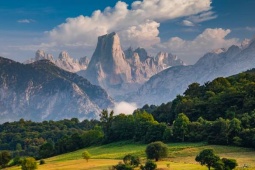 Naranjo de Bulnes (bekannt als Picu Urriellu) in Asturien, Spanien Naranjo de Bulnes (bekannt als Picu Urriellu) in Asturien, Spanien