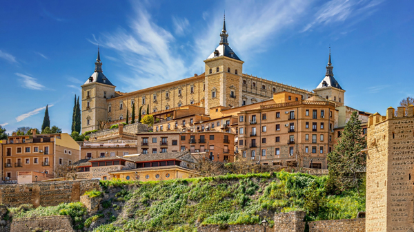 lick auf den Alcázar von Toledo. Die Stadt gehört seit 1986 zum UNESCO-Weltkulturerbe lick auf den Alcázar von Toledo. Die Stadt gehört seit 1986 zum UNESCO-Weltkulturerbe