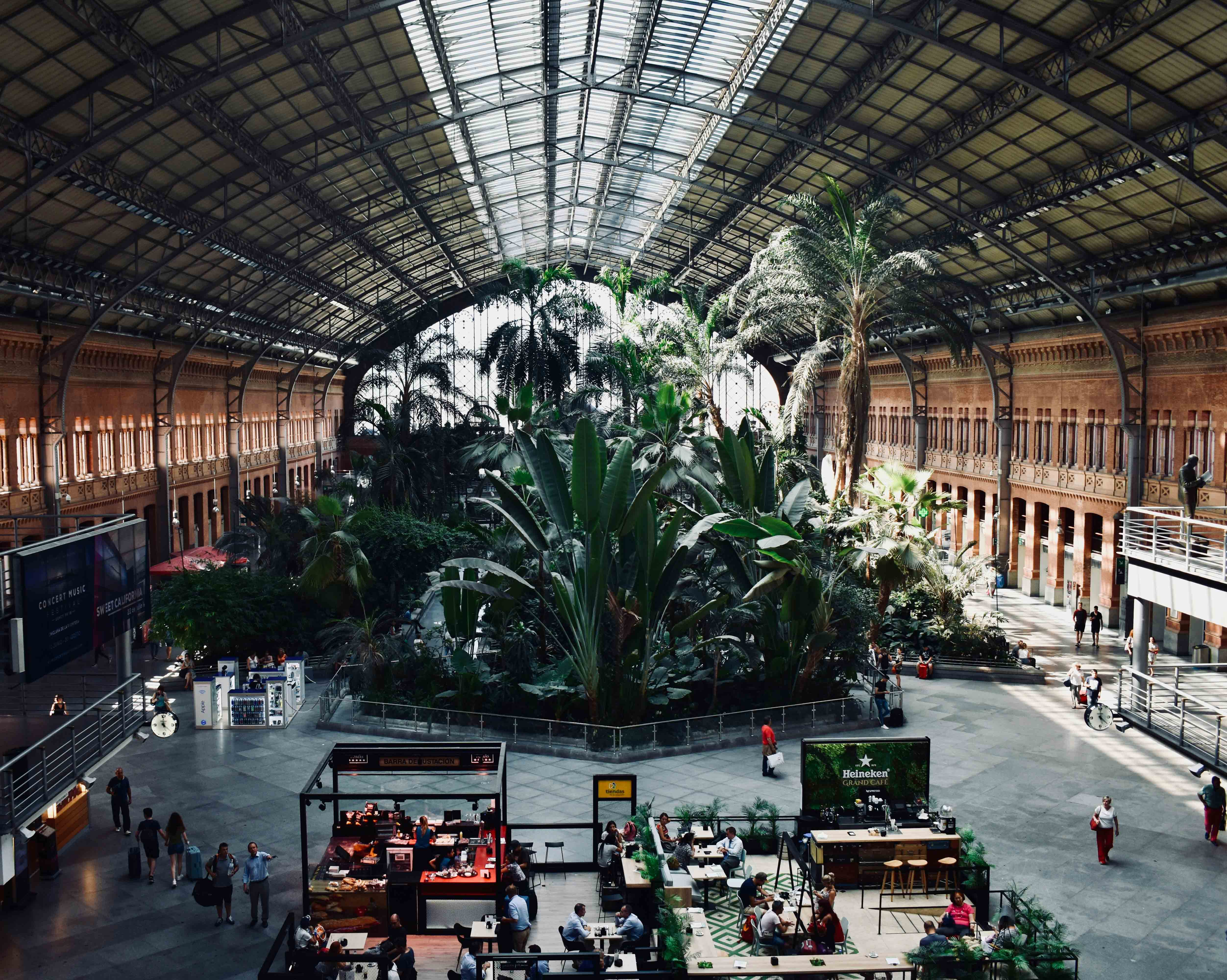 Blick in die Haupthalle des Bahnhofs Atocha, Madrid Blick in die Haupthalle des Bahnhofs Atocha, Madrid
