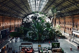 Blick in die Haupthalle des Bahnhofs Atocha, Madrid Blick in die Haupthalle des Bahnhofs Atocha, Madrid