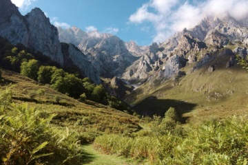 Widok doliny Valle de Camaleño (Kantabria, Hiszpania), brama do gór Picos de Europa