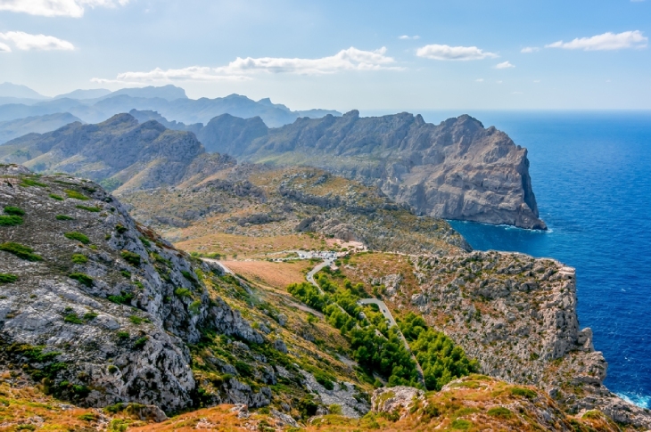 Pasmo górskie Tramontana w zachodniej części Majorki widziane z przylądka Formentor, Baleary, Hiszpania Pasmo górskie Tramontana w zachodniej części Majorki widziane z przylądka Formentor, Baleary, Hiszpania
